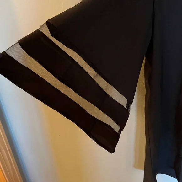 Flattering 3/4 bell sleeves tunic style blouse - Picture 3 of 5